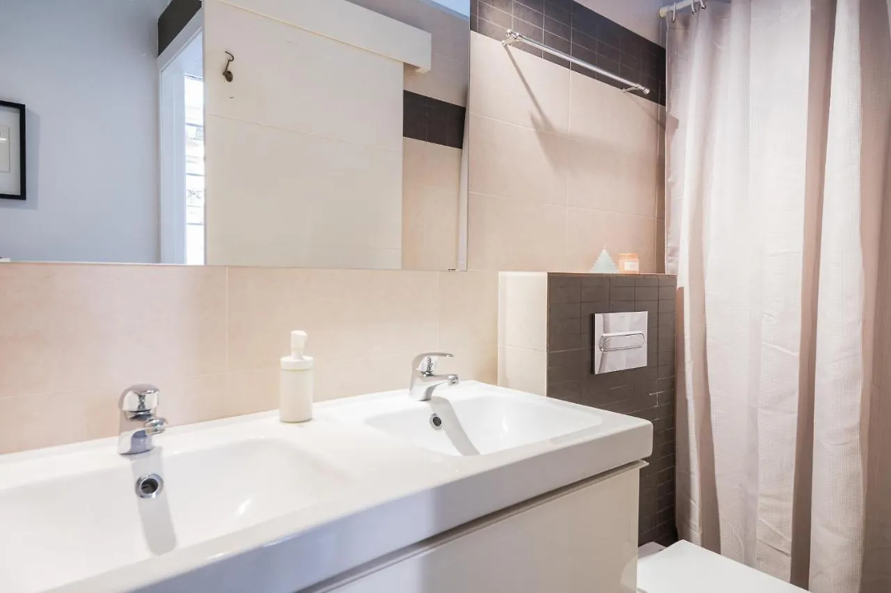 Light, Cozy Terrace And Local Life In Gracia Apartment Barcelona